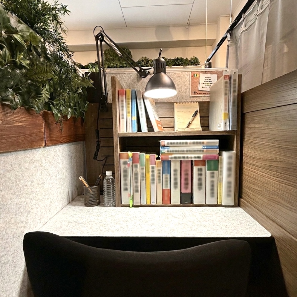 BE-CON六甲本店 指定席の本棚・置き勉の様子
