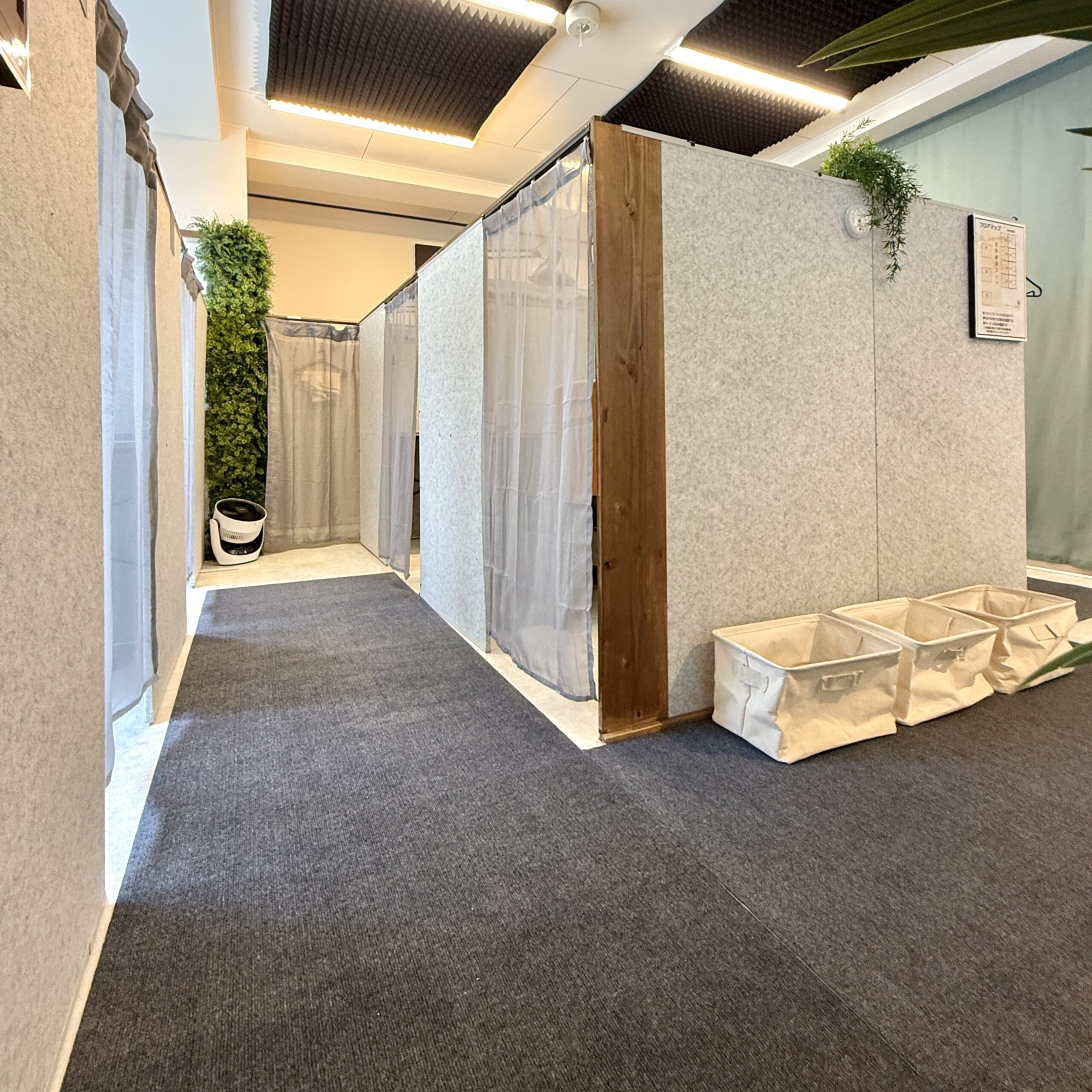 神戸BE-CON六甲本店の女性専用席エリア。「女性専用席はこちら」の案内サインと150cmパーテーションで仕切られた専用ゾーン。